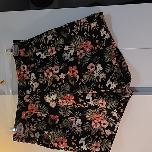 A colorful short - Picture 1 of 4